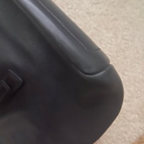 Authentic Black Coach Leather Shoulder Bag – Classic Elegance - Picture 4 of 7